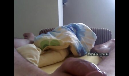 De gepassioneerde Blondine speelt in het spel van wedstrijden met een rubberen lul op webcam. homo sex filmpjes
